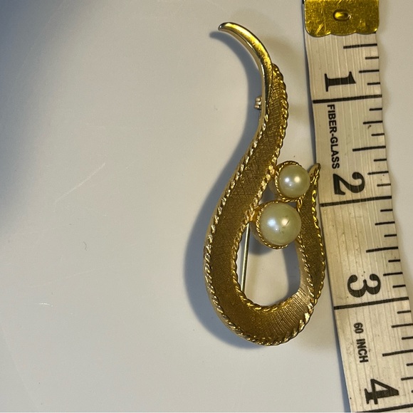 Sarah Coventry brushed gold tone brooch pearl - Picture 6 of 6